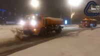 В Петербурге продолжают круглосуточную очистку города от снега