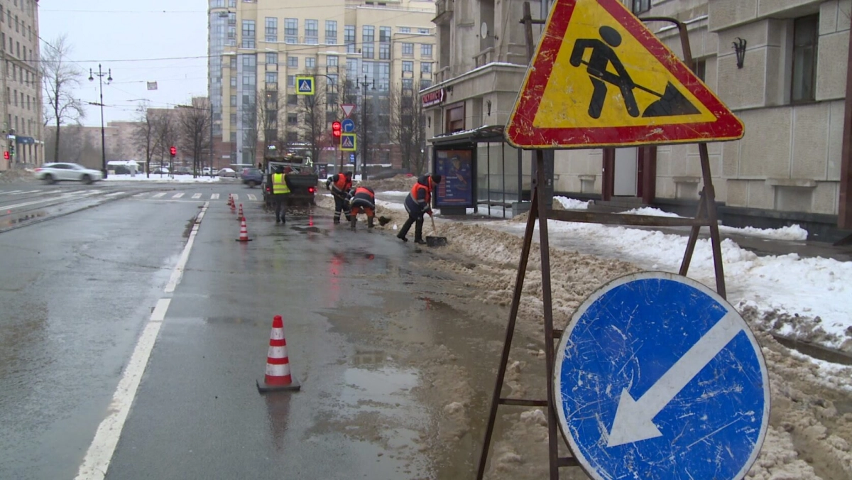 Петербургские коммунальщики оперативно чистят от снега ливневую канализацию - tvspb.ru