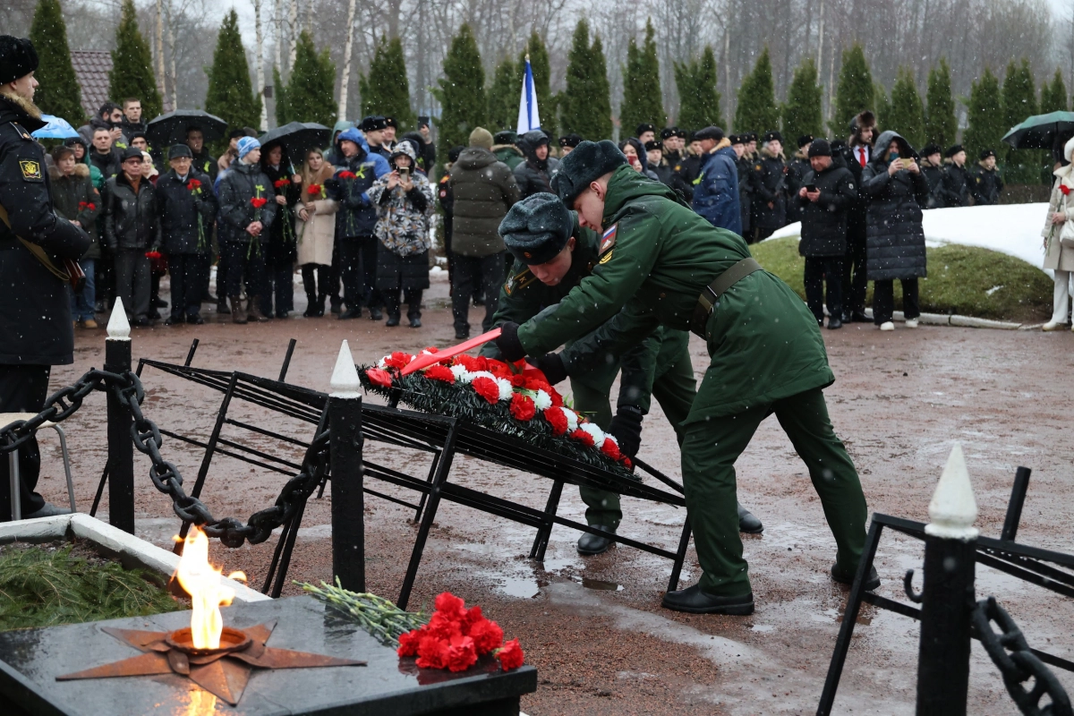 На мемориале «Малая Пискаревка» в Петродворцовом районе вспоминали Ленинградский день Победы - tvspb.ru