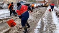 Более 8 тысяч дворников вышли на борьбу со снегом в петербургских дворах