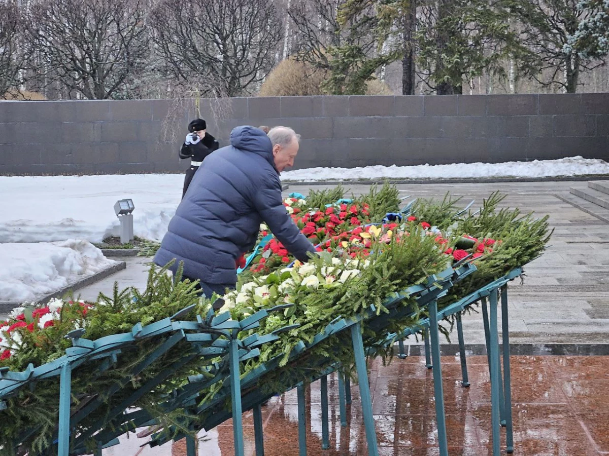 Николай Патрушев почтил память жертв блокады Ленинграда на Пискаревском кладбище - tvspb.ru