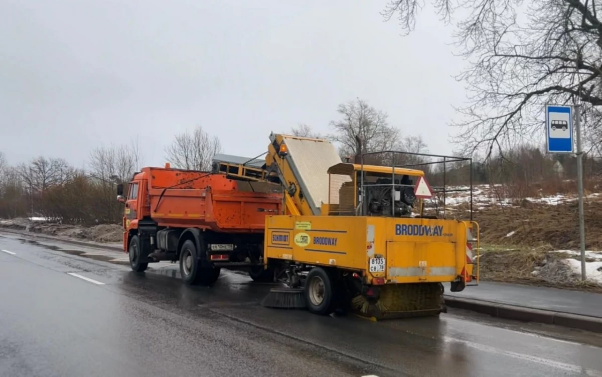 Пылесосы на улицах Петербурга: как дорожники собирают мокрый мусор - tvspb.ru