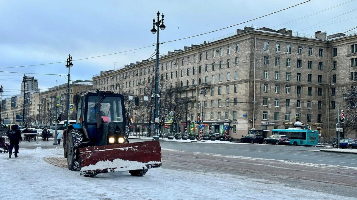 Как убирают дворы и улицы, проверили в Московском, Фрунзенском и Невском районах - tvspb.ru