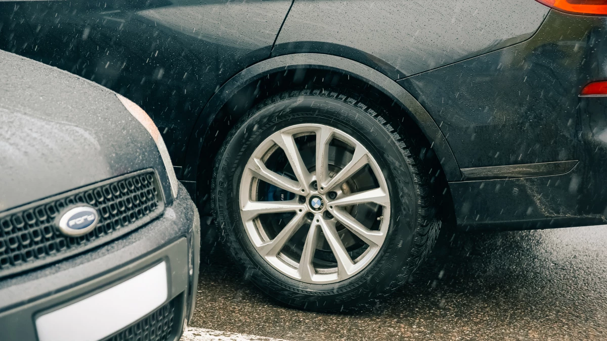 Дорожный конфликт между двумя водителями на Колтушском шоссе закончился стрельбой - tvspb.ru