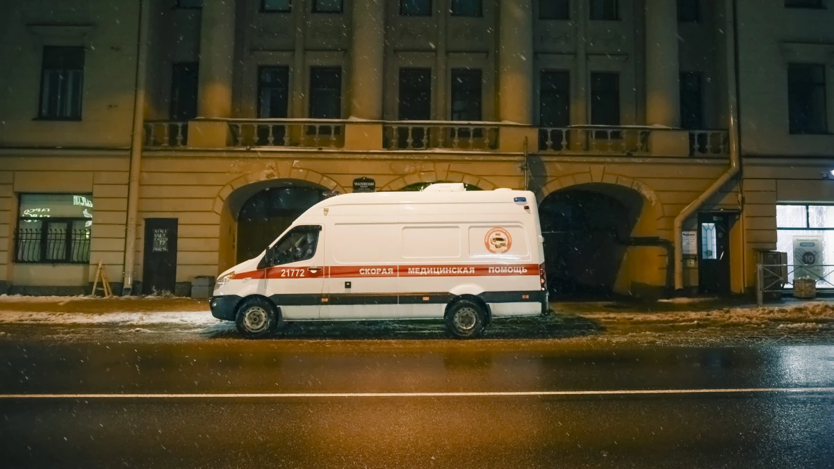 В ночном пожаре на улице Композиторов пострадал мужчина - tvspb.ru