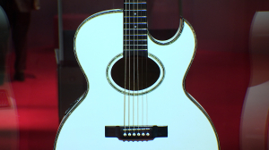 Попробуй спеть вместе: выставка-байопик «Виктор Цой. Легенда» открылась в Петербурге