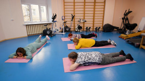 Зарядка для людей «серебряного возраста». Упражнения на укрепление пояснично-крестцового отдела на спортивном коврике