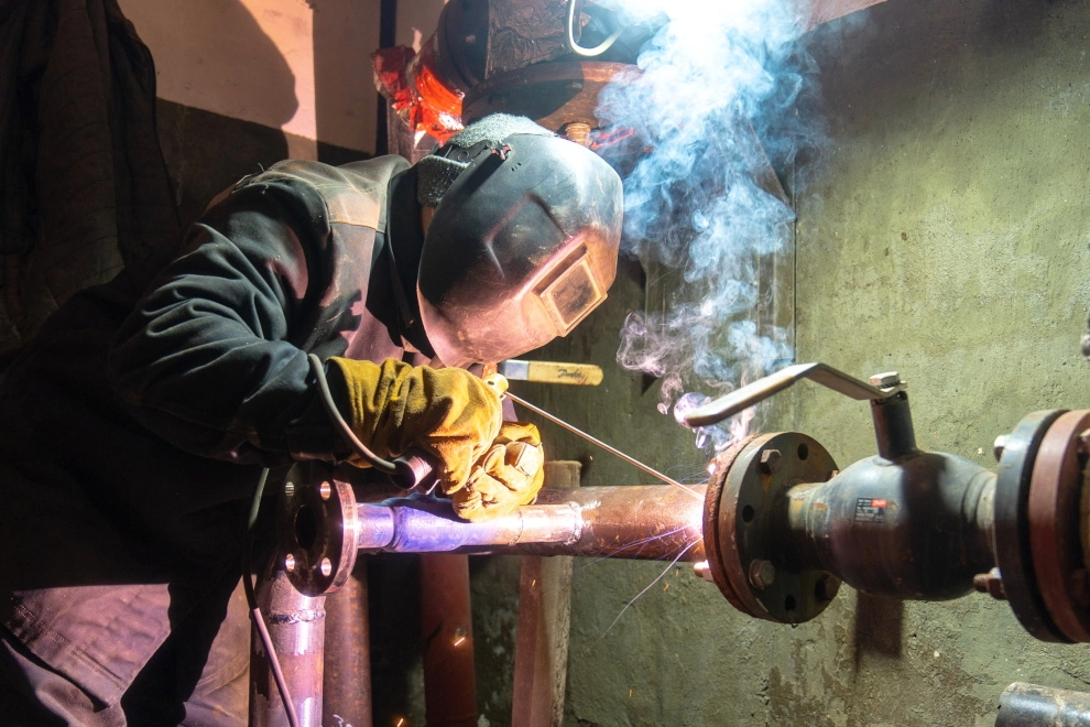 Сварщики, операторы станков с ЧПУ, токари – в числе самых престижных профессий в стране - tvspb.ru