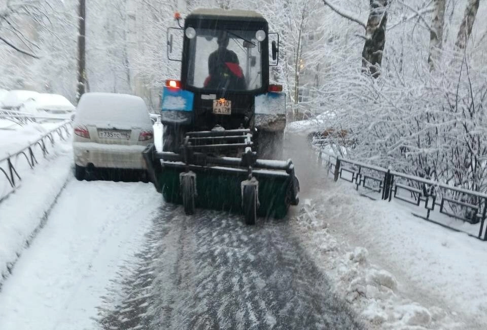 В Красногвардейском районе на борьбу с последствиями снегопада вышли 596 дворников и 77 единиц спецтехники - tvspb.ru