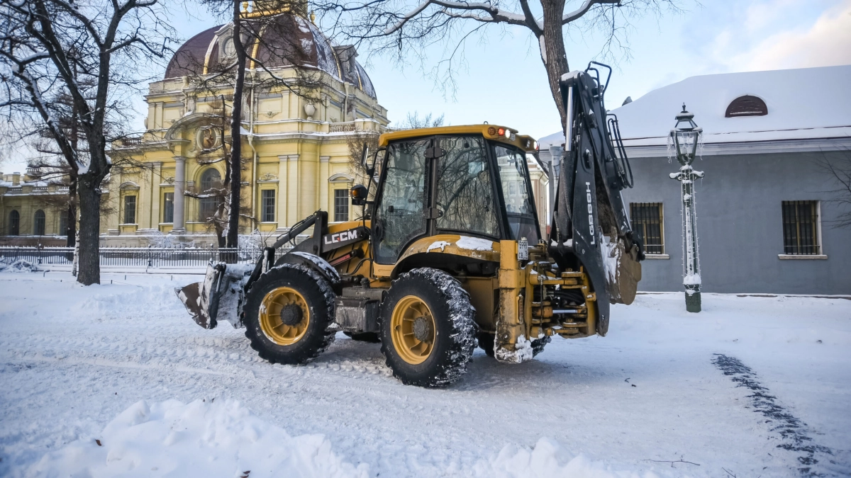 Снегоуборщик врезался в троллейбус с пассажирами на Невском проспекте - tvspb.ru