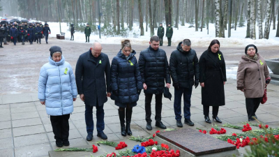 В Выборгском районе Петербурга прошли траурные церемонии, посвященные Дню освобождения Ленинграда от блокады