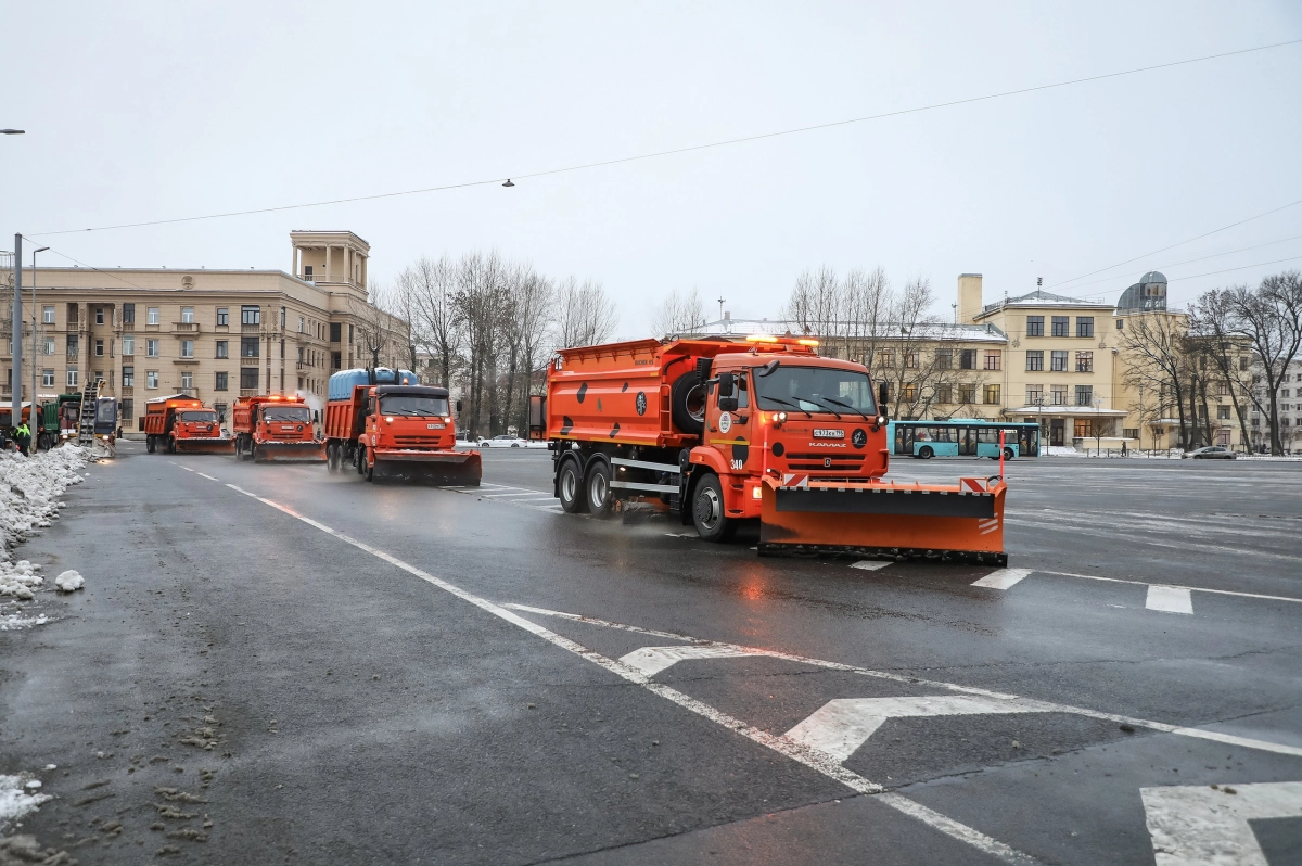 В Петербурге обработали тротуары и проезжую часть против гололеда - tvspb.ru