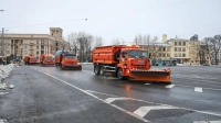 В Петербурге обработали тротуары и проезжую часть против гололеда