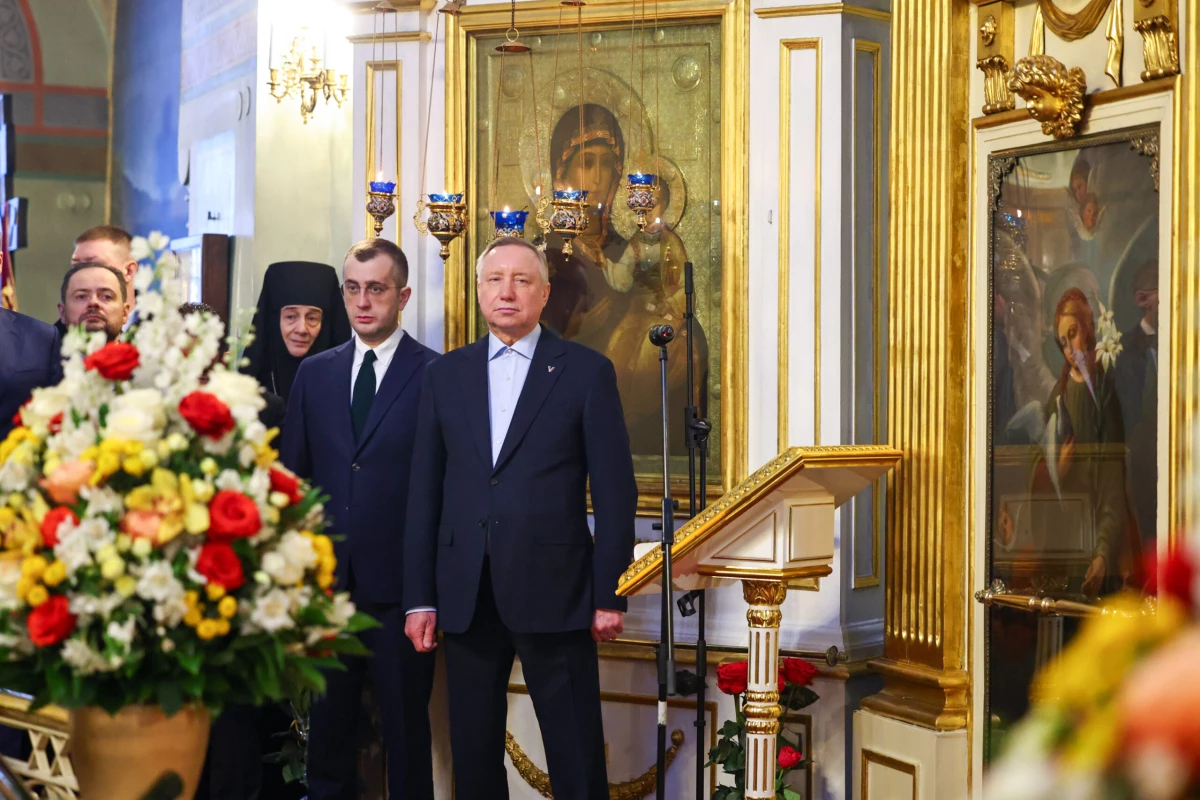 Александр Беглов возложил цветы в часовне Святой Блаженной Ксении Петербургской и к памятнику небесной покровительнице города - tvspb.ru