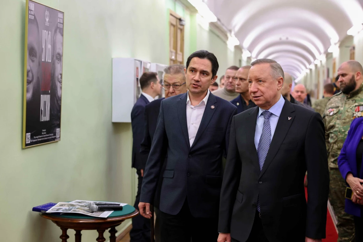 Александр Беглов открыл в Смольном выставки «Уголь земли Русской» и «Герои и подвиги», посвящённые защитникам Отечества - tvspb.ru