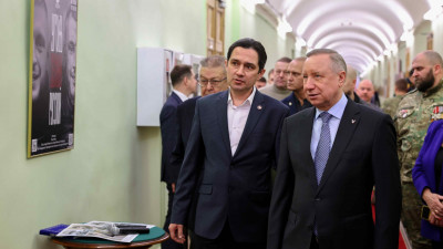 Александр Беглов открыл в Смольном выставки «Уголь земли Русской» и «Герои и подвиги», посвящённые защитникам Отечества