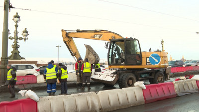 На Троицком мосту начался комплексный ремонт