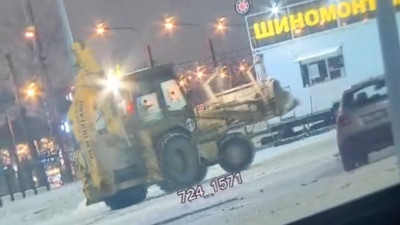 В Петербурге задержали тракториста-дрифтера за виражи на парковке