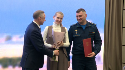 Александр Беглов вручил документы на квартиры участникам боевых действий и их семьям