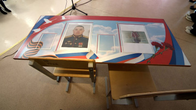 «Парты героев» появились в школах Приморского района