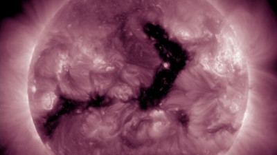 Одна из крупнейших корональных дыр на Солнце вернулась к Земле