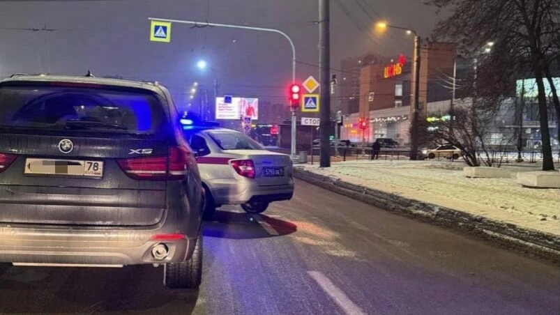 На проспекте Энтузиастов остановили мошеннический BMW c разными номерами - tvspb.ru