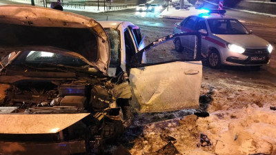 На Лиговском проспекте «Лада» врезалась в такси, отправив в больницу его водителя и пассажирку