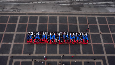 23 февраля более 1,5 тысячи петербуржцев приняли участие во флешмобе на Дворцовой площади