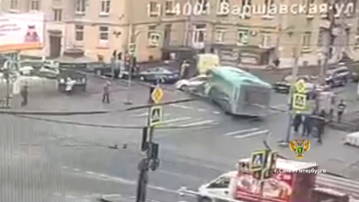 Момент ДТП с автобусом на Ленинском попал на видео