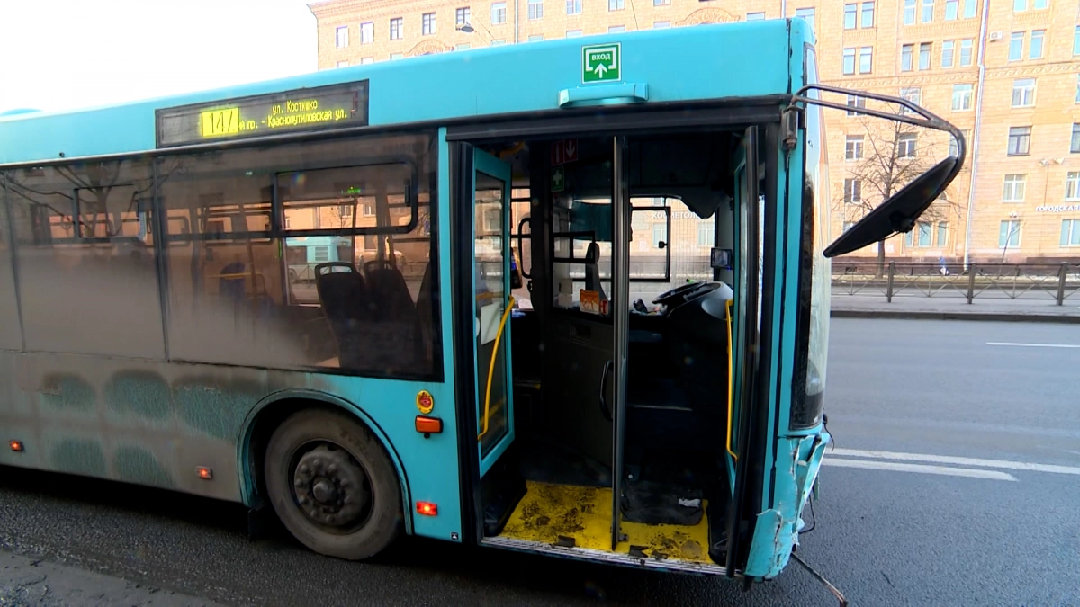 Полиция нашла нарушения в предрейсовом контроле водителя автобуса, устроившего аварию на Варшавской - tvspb.ru