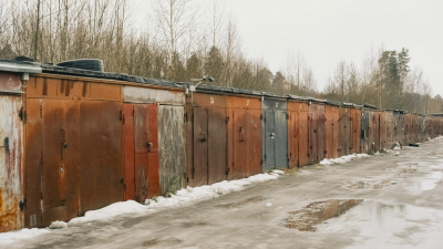 Взламывал гаражи петербуржцев и сдавал похищенное в ломбард: мужчину обвиняют в серии краж