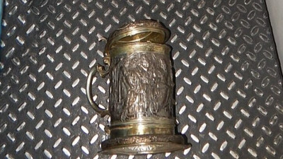 Мужчина попытался вывезти в Эстонию старинную пивную кружку с библейским сюжетом