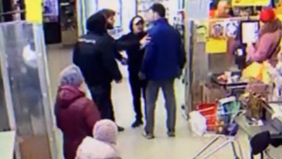 В универсаме на Планерной двое парней устроили стрельбу после отказа в продаже алкоголя