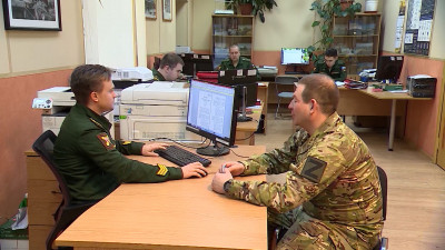 В Петербурге продолжают работу пункты, информирующие о льготах для служащих по контракту