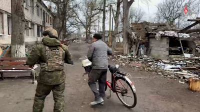 Военнослужащие оказывают помощь жителям освобожденного села Елизаветовка в ДНР