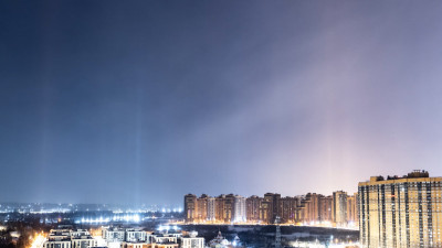 В Петербурге заметили световые столбы