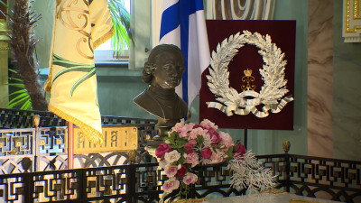 Копии полкового знамени 1712 года и Андреевского флага установили в Петропавловском соборе