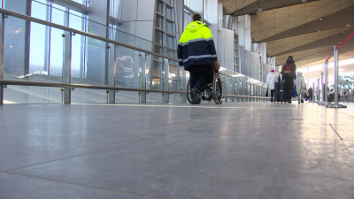 Как сотрудников аэропорта Пулково обучают работать с маломобильными и неслышащими путешественниками