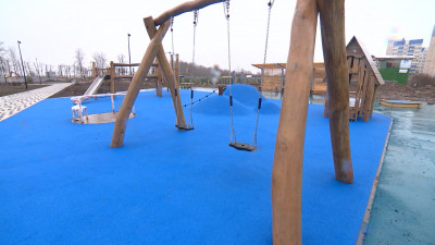 В Петербурге с 2026 года в проекты благоустройства детских площадок будет включено и освещение