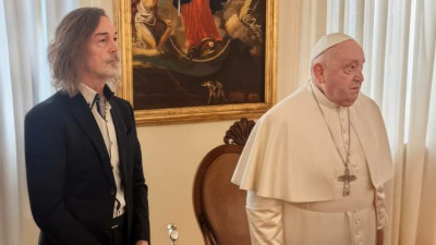 Никас Сафронов встретился с Папой Римским и подарил ему свою картину