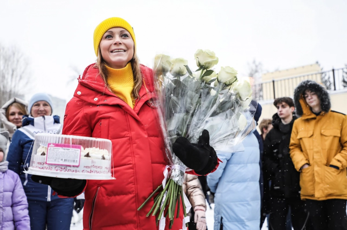 Елена Бережная провела мастер-класс для посетителей катка в Московском парке Победы - tvspb.ru