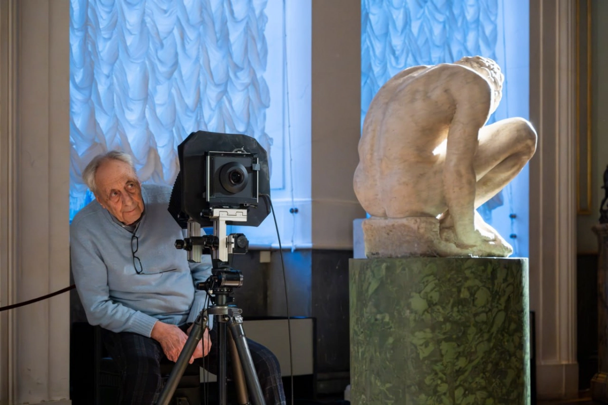 Фотохудожник Аурелио Амендола запечатлел «Скорчившегося мальчика» в Эрмитаже к 550-летию Микеланджело - tvspb.ru