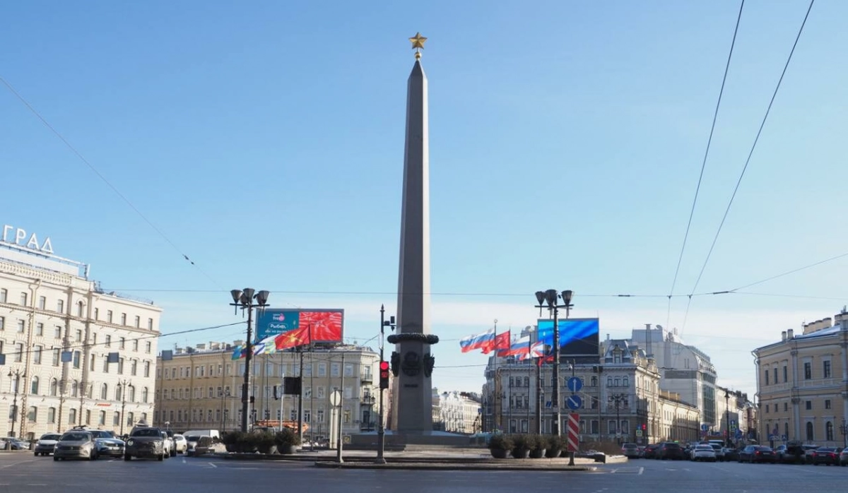 Площадь Восстания украсили ко Дню защитника Отечества - tvspb.ru