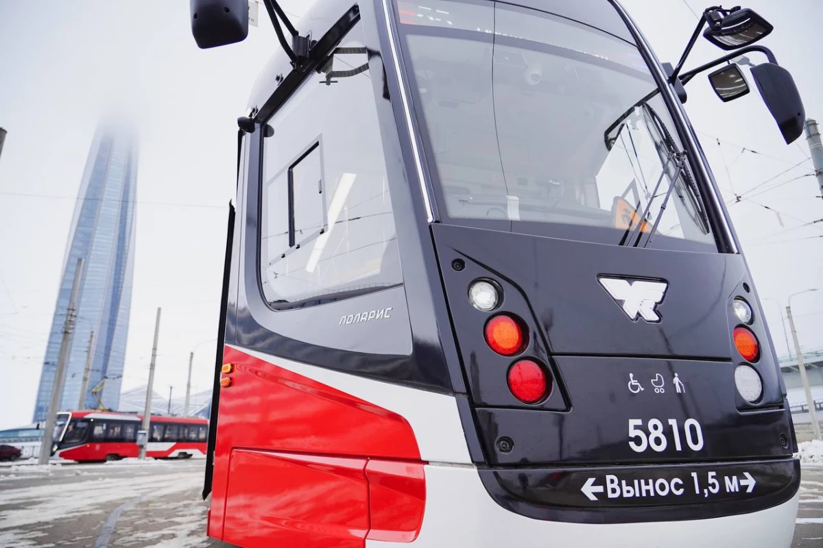 В Калининском районе мужчина разбил дверь трамвая, когда его не высадили между остановками - tvspb.ru