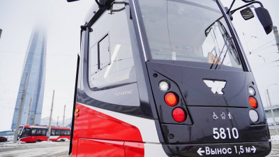 В Калининском районе мужчина разбил дверь трамвая, когда его не высадили между остановками