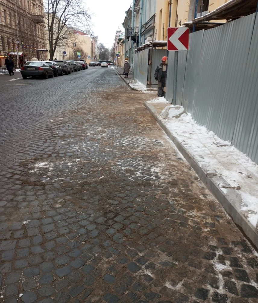 Позабытые на проезжей части в Тучковом переулке бетонные кольца убрали - tvspb.ru