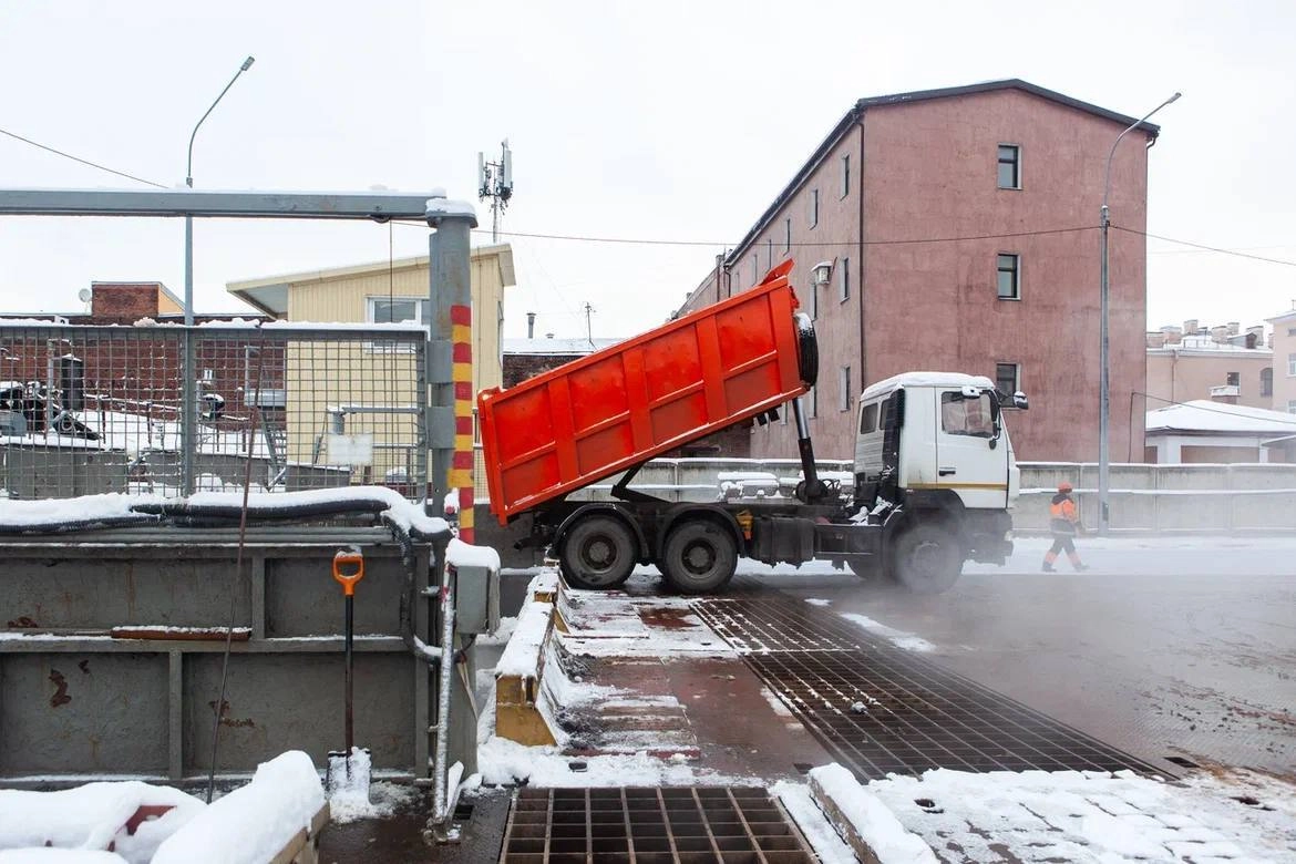 С начала зимы «снежные» пункты Петербурга приняли 1,5 миллиона кубометров снега - tvspb.ru