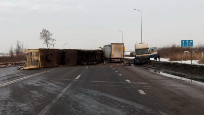 Полиция проводит проверку по факту ДТП с участием фур на трассе в Тосненском районе