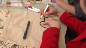 Дарите книги с любовью: мастер-класс по росписи книжной сумки