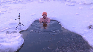 Марафон закаливания. Отважный петербуржец Илья Плюснин более 100 дней окунается в ледяную воду Невы